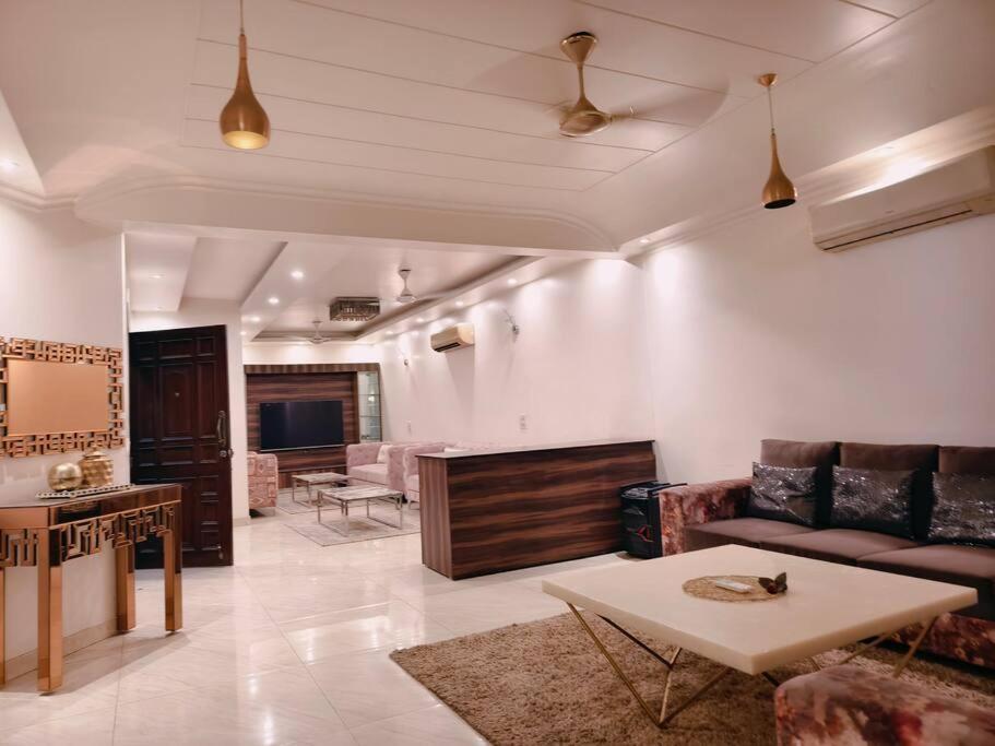 Hostmystay-3bhk ! Gk1 - Rblck! * New Delhi