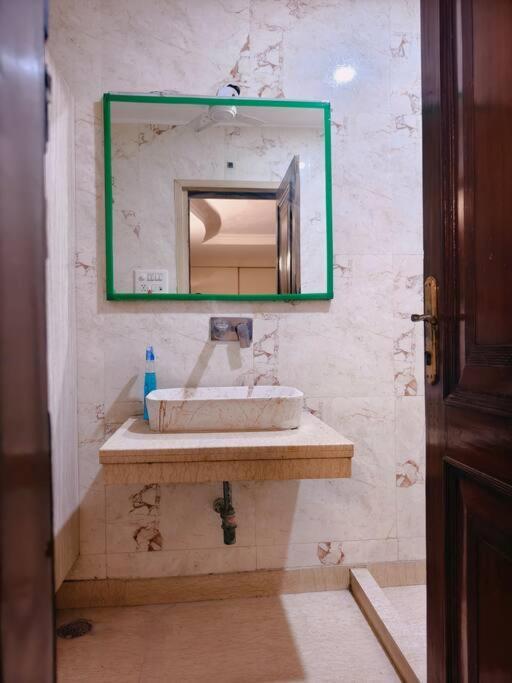 Hostmystay-3bhk ! Gk1 - Rblck!