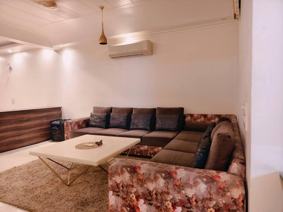 Hostmystay-3bhk ! Gk1 - Rblck! Appartement