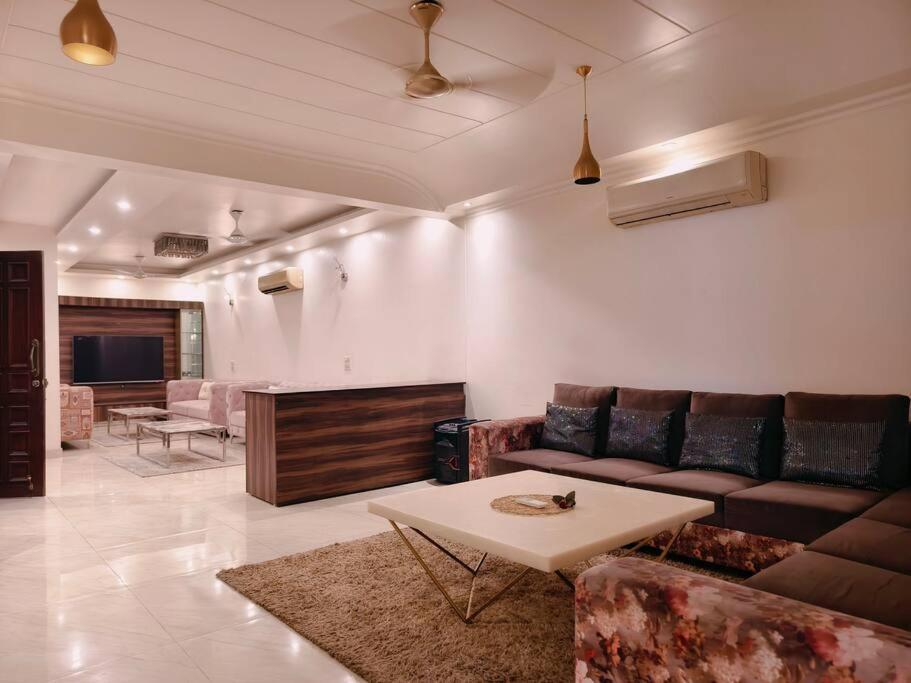 Hostmystay-3bhk ! Gk1 - Rblck! New Delhi